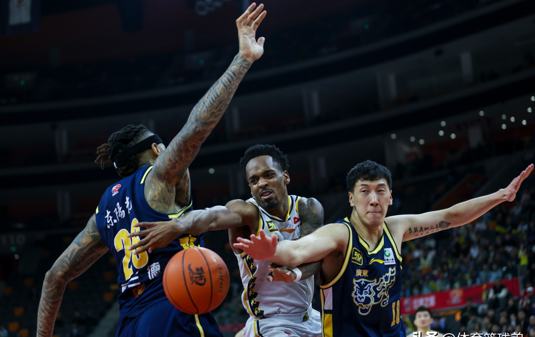 九游官网-国际比赛日荷甲焦点战，广厦男篮扳平良机，信心回归，轮换策略成焦点(葡萄牙超级联赛积分榜)